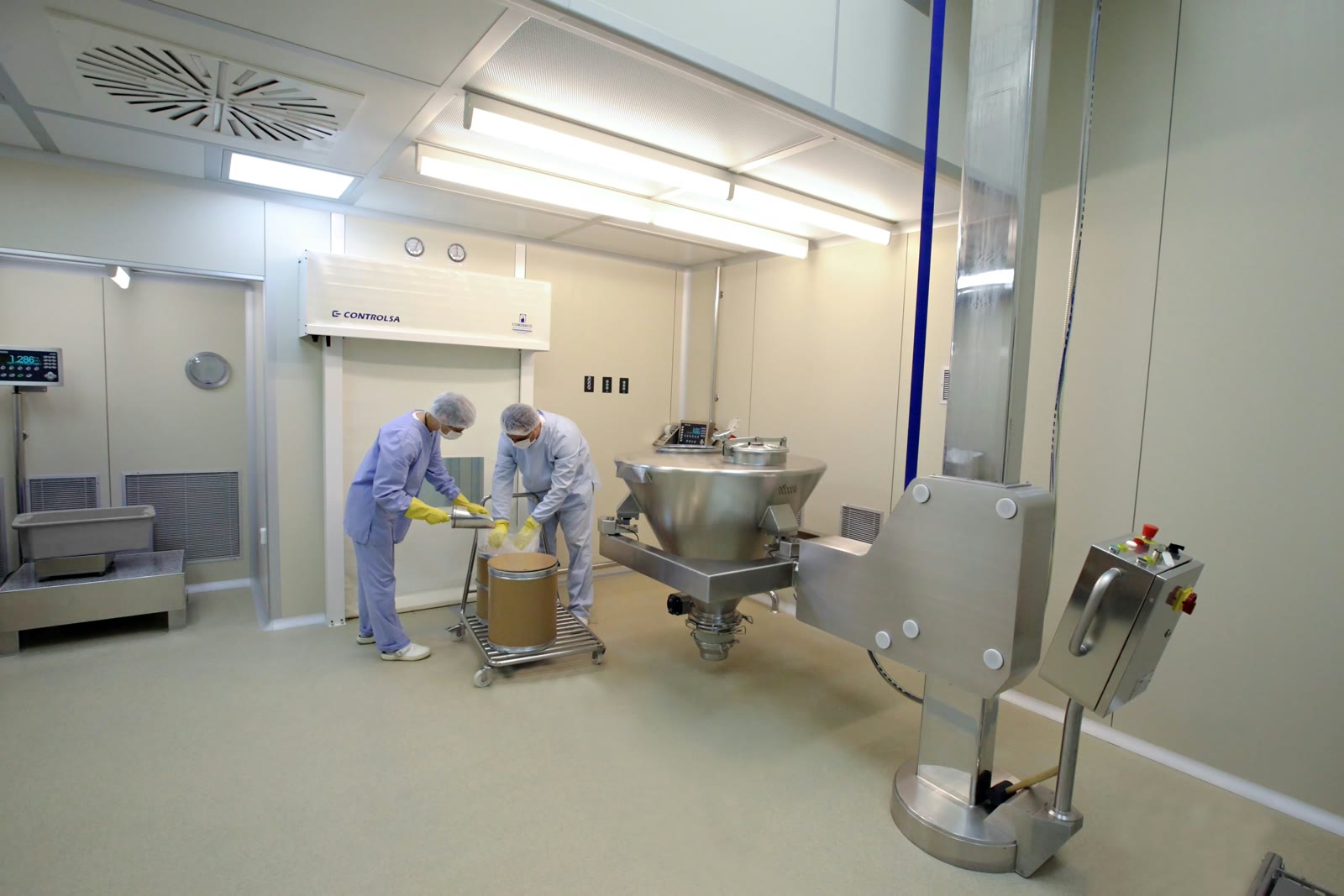 Reinraum mit Mischanlage in der Nahrungsergänzungs-Produktion bei bulkify in Niedersachsen